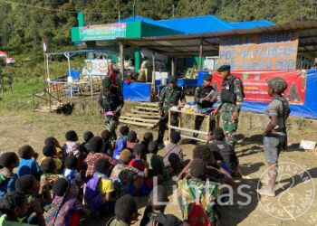 Pembagian Alat Tulis Untuk Anak Anak Sekolah Darurat Pos Mayuberi Satgas TNI 300 Siliwangi