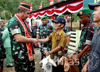 TNI AD Manunggal Air Datang, Warga Perbatasan Pun Senang