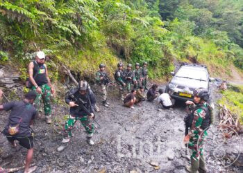 Aksi Sigap Satgas TNI 300 Siliwangi Bantu Mobil Rusak di Jalur Rawan Papua