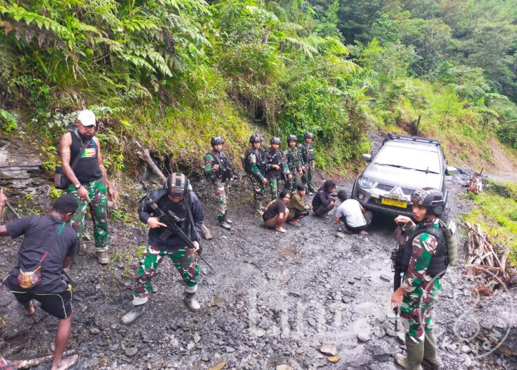 Aksi Sigap Satgas TNI 300 Siliwangi Bantu Mobil Rusak di Jalur Rawan Papua