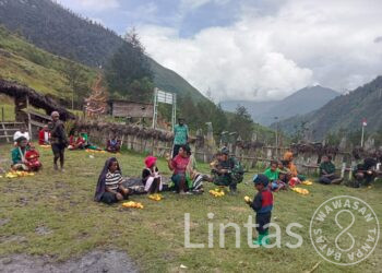 Satgas TNI 300 Siliwangi Sukseskan Acara Pesta Ketimun di Wuloni Kab. Puncak Papua