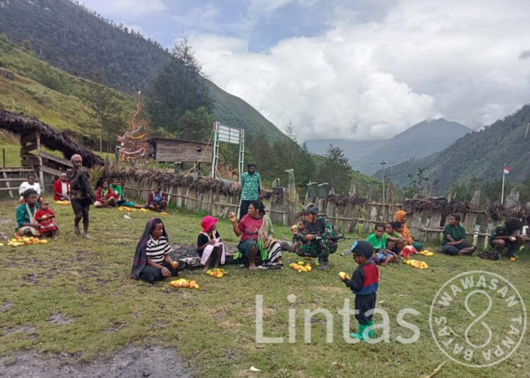 Satgas TNI 300 Siliwangi Sukseskan Acara Pesta Ketimun di Wuloni Kab. Puncak Papua
