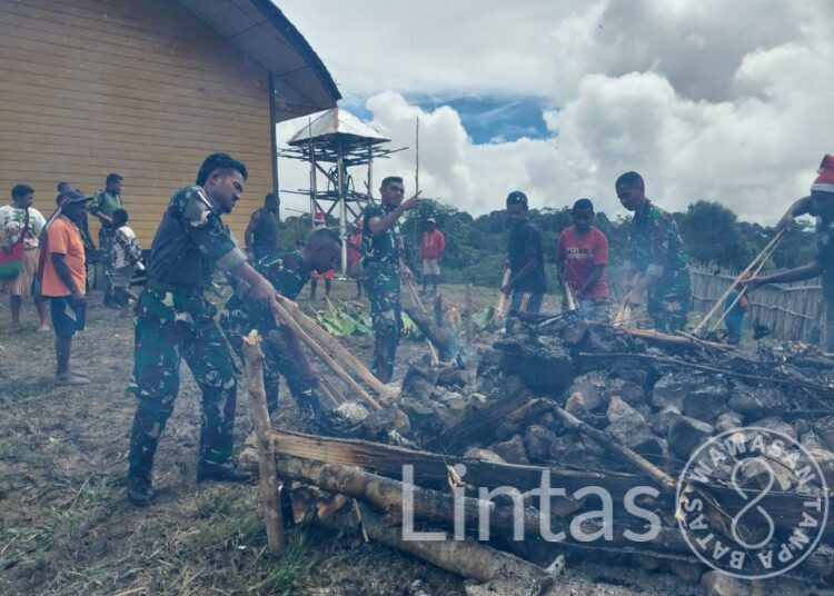 Tradisi Bakar Batu, Bentuk Suka Cita di Awal Tahun Satgas Yonif 310/KK Bersama Warga Pegunungan Bintang