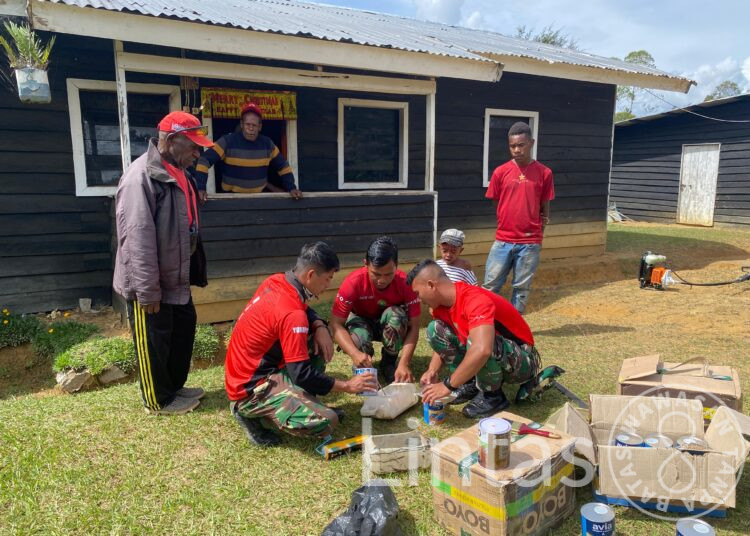 Tahun Baru Suasana Baru, Prajurit Makkasau 721 Laksanakan Karya Bakti Renovasi Gereja