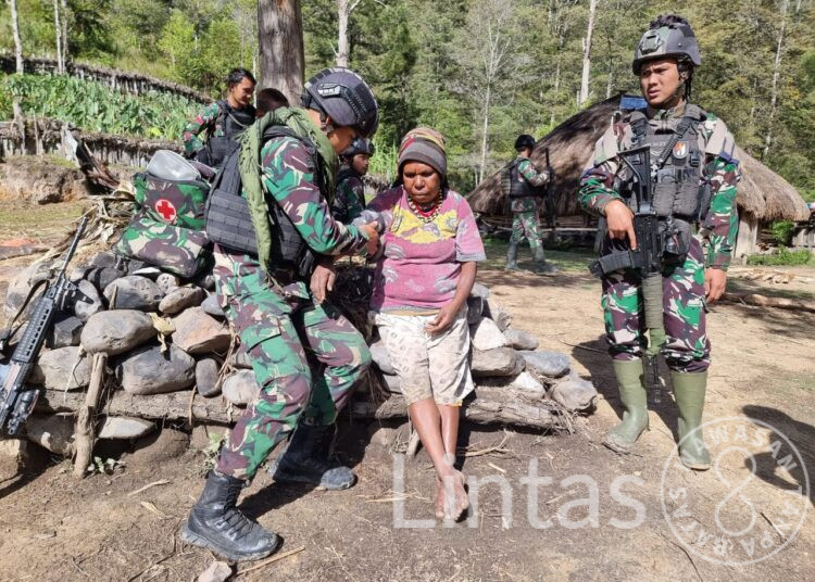 Patroli Simpatik Satgas TNI 300 Siliwangi di Papua