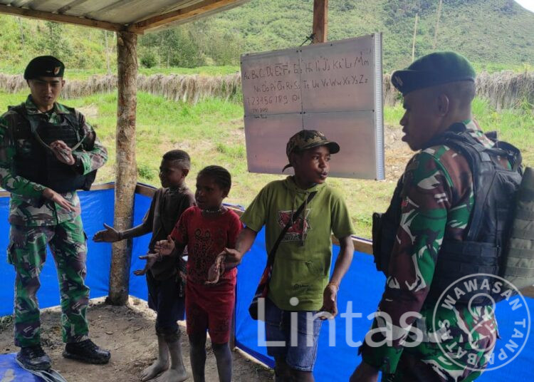 Proses Belajar Sekolah Darurat Pos Mayuberi Satgas TNI 300 Siliwangi di Papua