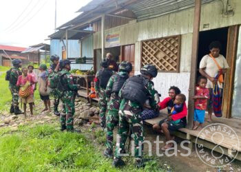 Tingkatkan Derajat Kesehatan Masyarakat Perbatasan, Satgas Yonif 310/KK Turun Gunung Berikan Pengobatan Gratis