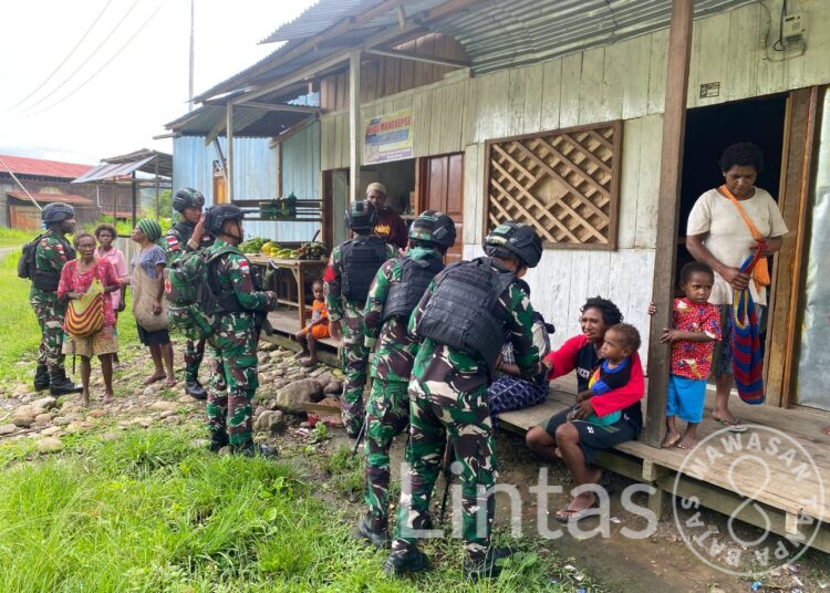 Tingkatkan Derajat Kesehatan Masyarakat Perbatasan, Satgas Yonif 310/KK Turun Gunung Berikan Pengobatan Gratis