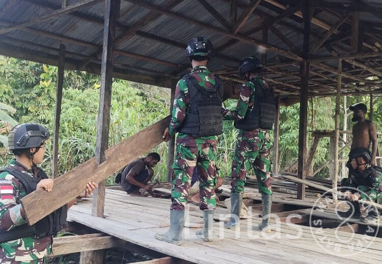 Peduli Kesulitan Masyarakat, Satgas Yonif 310/KK Bantu Bangun Rumah Warga