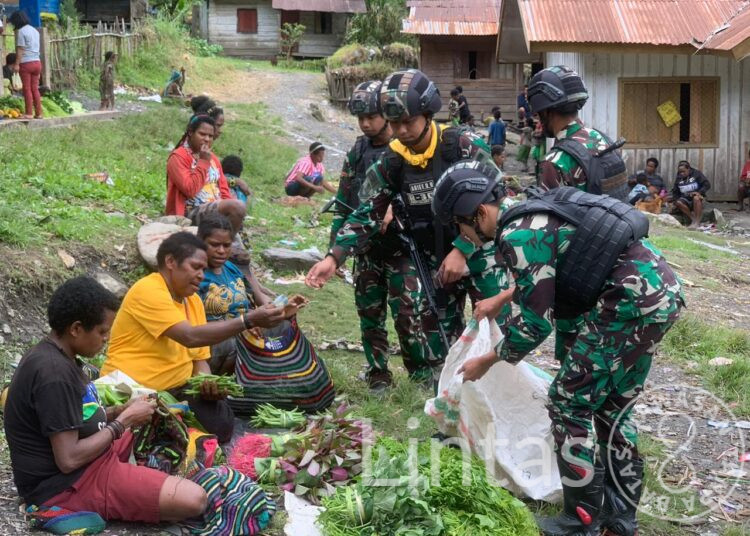 Satgas TNI 300 Siliwangi Borong Hasil Bumi Masyarakat Beoga, Papua
