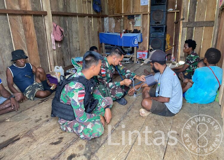 Berikan Pelayanan Kesehatan Gratis, Satgas Yonif 310/KK Semakin Dekat Dengan Masyarakat