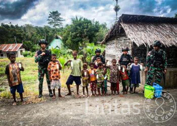 Tingkatkan Kualitas Gizi Anak, Satgas Yonif 310/KK Bagikan Susu di Perbatasan