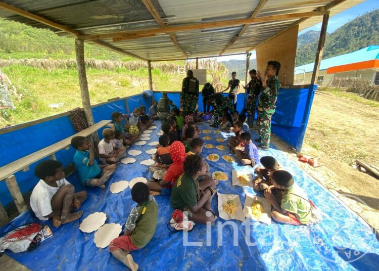 Satgas TNI 300 Siliwangi Makan Bersama Anak – Anak Sekolah Darurat Pos Mayuberi di Papua