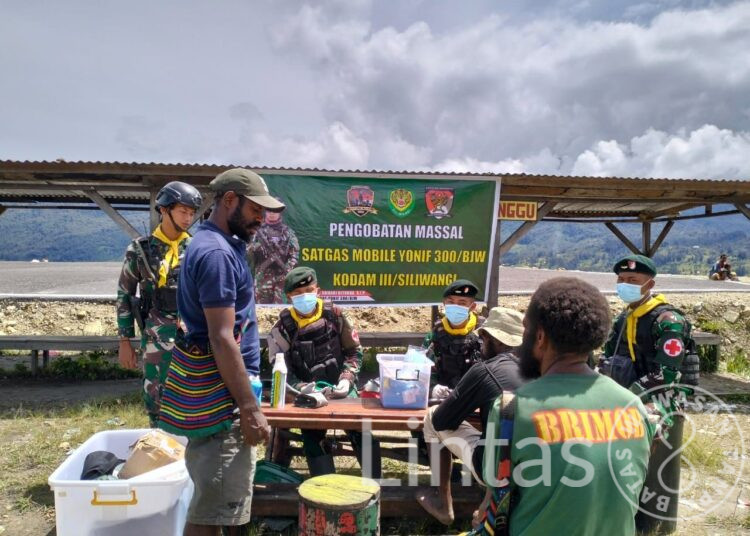 Pengobatan Massal Satgas TNI 300 Siliwangi di Sinak Papua