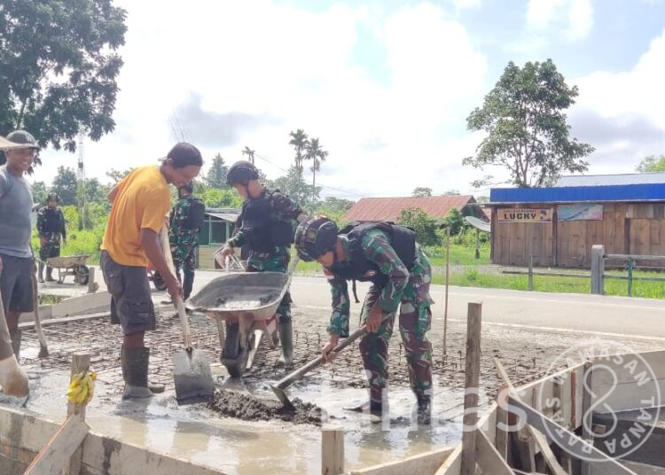 Satgas Yonif 310/KK Buktikan Kekompakannya Dengan Masyarakat Dalam Pembangunan Masjid Al-Muhajirin