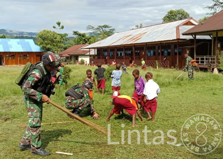 Tanamkan Edukasi Hidup Bersih Sejak Dini, Satgas Yonif 310/KK Bersama Siswa SD Bersihkan Lingkungan Sekolah