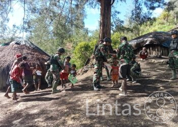 Satgas TNI 300 Siliwangi Beri Edukasi Belajar Langsung Ke Honai Kepada Anak-Anak di Wuloni Papua