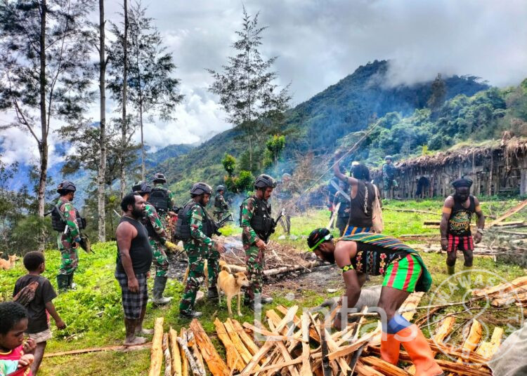 Selamat Natal Dan Tahun Baru 2024 – Satgas TNI 300 Siliwangi Bersama Masyarakat Bakar Batu di Dangbet, Kab.Puncak Papua
