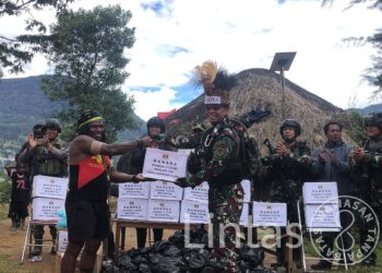 Dansatgas TNI 300 Siliwangi Distribusikan Bansos Danrem 173/PVB Untuk Warga Gome Papua