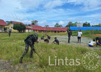Berikan Edukasi Pentingnya Gotong Royong, Satgas Yonif 310/KK Ajak Pelajar Bersihkan Lingkungan Sekolah