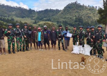 Sambut Tahun Baru, Satgas Yonif 721/Mks Hadiri Acara Bakar Batu Bersama Masyarakat Kampung Guneri