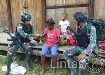 Sehat Terhindar Malaria, Satgas Yonif 310/KK Berikan Layanan Kesehatan Serta Ajak Warga Bersihkan Lingkungan