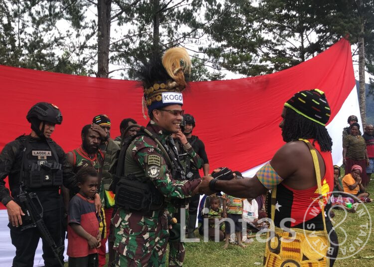 Sebagai Warga Kehormatan Suku Dani, Dansatgas TNI 300 Siliwangi Diberi Gelar Kogoya Dari Kepala Suku Besar Kab.Puncak di Gome Papua