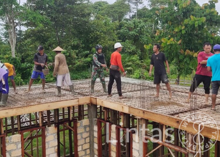 Ciptakan Pribadi Yang Beriman Dan Bertaqwa, Satgas Yonif 310/KK Bersama Warga Bergotong Royong Bangun Pondok Mengaji di Perbatasan RI – PNG