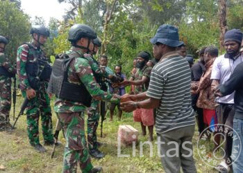 Jumat Berkah, Satgas Yonif 721/Mks Bagikan Sembako di Kampung Wenam Papua