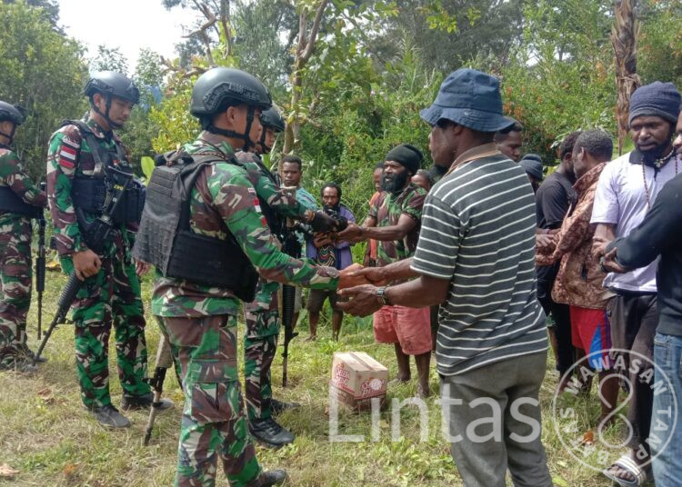 Jumat Berkah, Satgas Yonif 721/Mks Bagikan Sembako di Kampung Wenam Papua