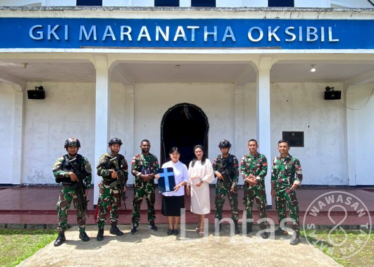Suka Cita Nuansa Natal, Satgas Yonif 310/KK Berikan Alkitab Dan Salib Kepada Dua Gereja di Pegunungan Bintang
