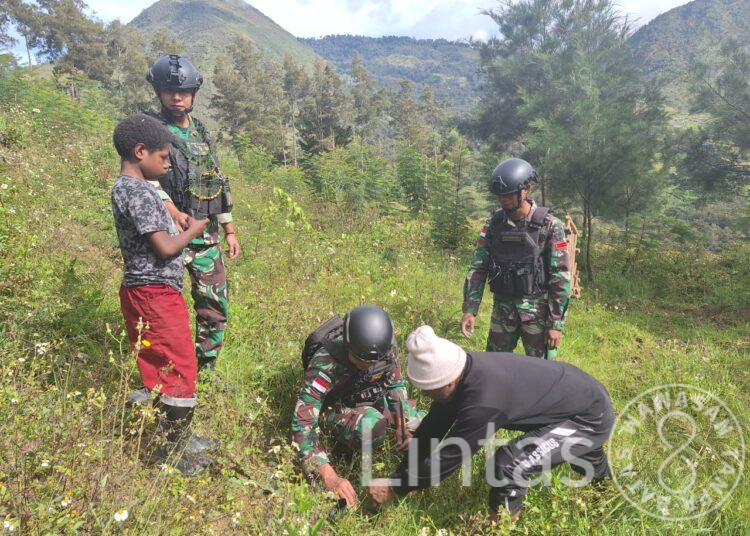 Ikut Serta Mendukung Program Mencintai Alam, Satgas Yonif 721/Mks Tanam Bibit Pohon di Papua Pegunungan