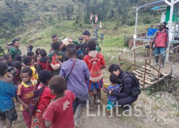 Satgas TNI 300 Siliwangi Berbagi Kasih Untuk Anak-Anak di Mayuberi Papua