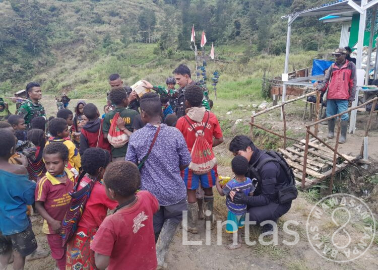 Satgas TNI 300 Siliwangi Berbagi Kasih Untuk Anak-Anak di Mayuberi Papua