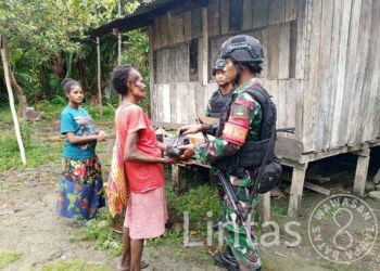 Sadar Akan Kondisi Warganya Kekurangan, Satgas Yonif 310/KK Bagikan Sembako