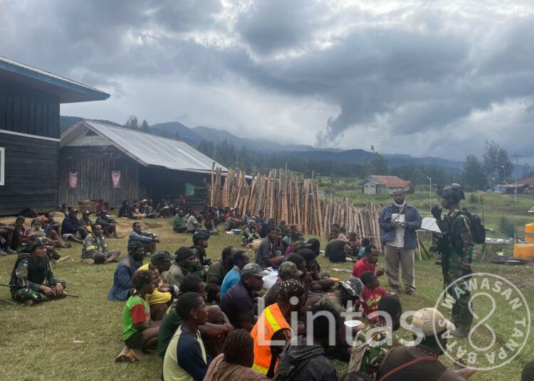 Satgas TNI 300 Siliwangi Bantu Penyiapan Acara Pergantian Ketua Klasisi di Gome Papua