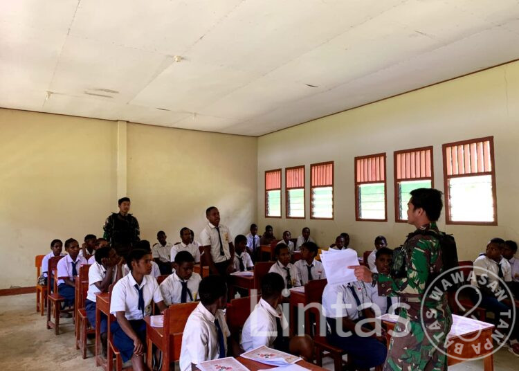 Kepedulian Satgas Yonif 721/Mks Bantu Memberikan Tenaga Pendidik di Papua