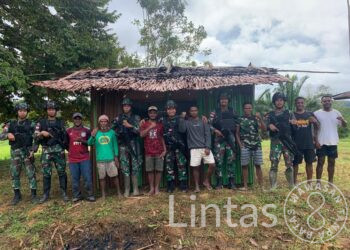 Tingkatkan Keamanan Kampung, Satgas Yonif 310/KK Bangun Pos Kamling di Perbatasan