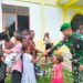 Keseruan Satgas Yonif 310/KK Bagikan Makanan Untuk Anak di Perbatasan Usai Ibadah Bersama