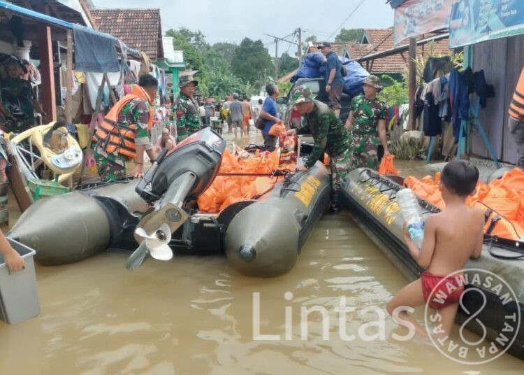 Prajurit TNI AD Distribusikan Bantuan Logistik Untuk Korban Banjir di Musi Rawas Utara