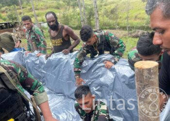 Atasi Kesulitan Air Masyarakat Gome, Satgas TNI 300 Siliwangi Buat Bak Penampungan Air di Papua