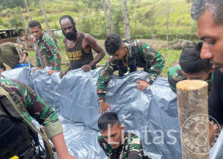 Atasi Kesulitan Air Masyarakat Gome, Satgas TNI 300 Siliwangi Buat Bak Penampungan Air di Papua