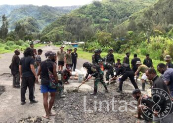 Satgas TNI 300 Ajak Seluruh APKAM & Masyarakat Gotong Royong Perbaikan Landasan Pesawat di Beoga Papua