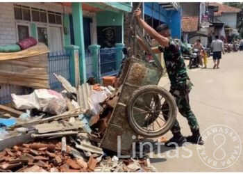 Gerak Cepat Batalyon Yonif Raider 301/PKS Bantu Pasca Bencana Alam Angin Puting Beliung di Rancaekek Kab.Bandung