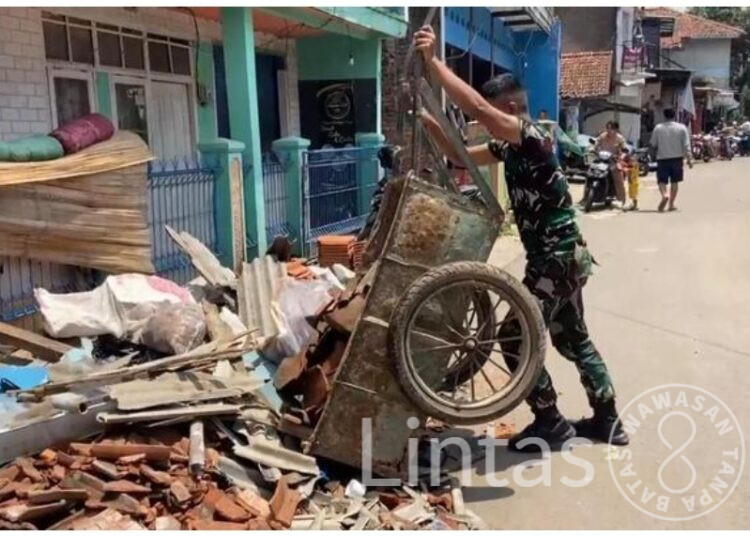 Gerak Cepat Batalyon Yonif Raider 301/PKS Bantu Pasca Bencana Alam Angin Puting Beliung di Rancaekek Kab.Bandung