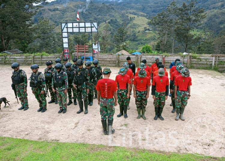 Satgas Yonif 721/Mks Atasi Perbaikan Jalan Longsor Desa Balime Papua Pegunungan