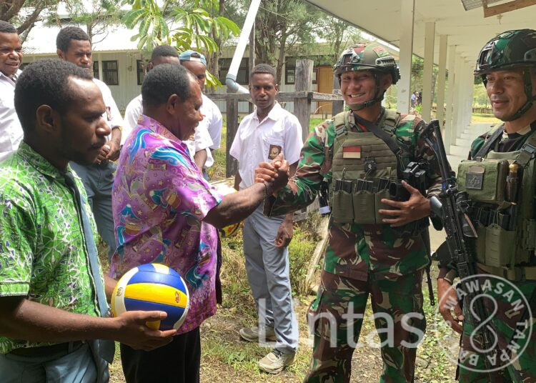 Satgas Yonif 323 Buaya Putih Kostrad Bagikan Sarana Olahraga