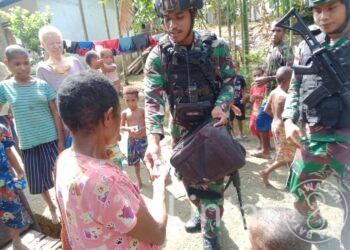 Satgas Yonif 310/KK Bagikan Sabun Mandi, Untuk Dukung Kesehatan Warga di Perbatasan