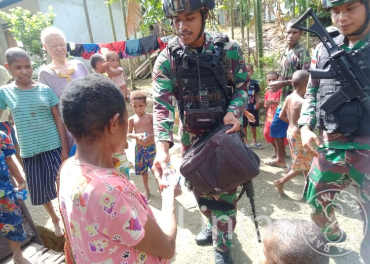 Satgas Yonif 310/KK Bagikan Sabun Mandi, Untuk Dukung Kesehatan Warga di Perbatasan