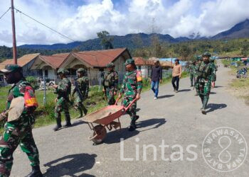 Sinergitas TNI – POLRI Bersihkan Pasar Distrik Sinak